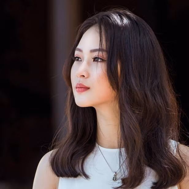 Theo đó, một số ý kiến cho rằng Khánh Linh có màn catwalk vung vẩy, thiếu tiết chế...