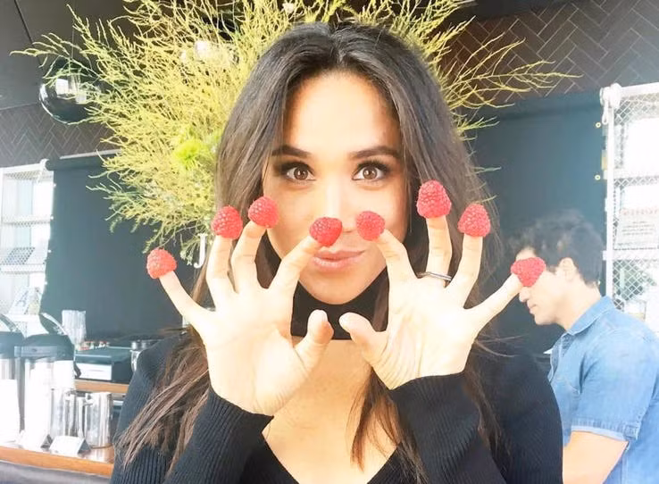 Bí quyết giữ gìn vóc dáng của Meghan Markle là ăn đồ ăn nhẹ. Ảnh: Via Marie Claire