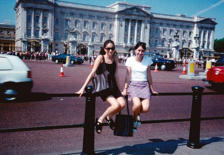 Bức ảnh Meghan ngồi bên ngoài Cung điện Buckingham năm 15 tuổi. Cô không hề biết rằng sau 21 năm sẽ quay lại đây để trở thành công nương.