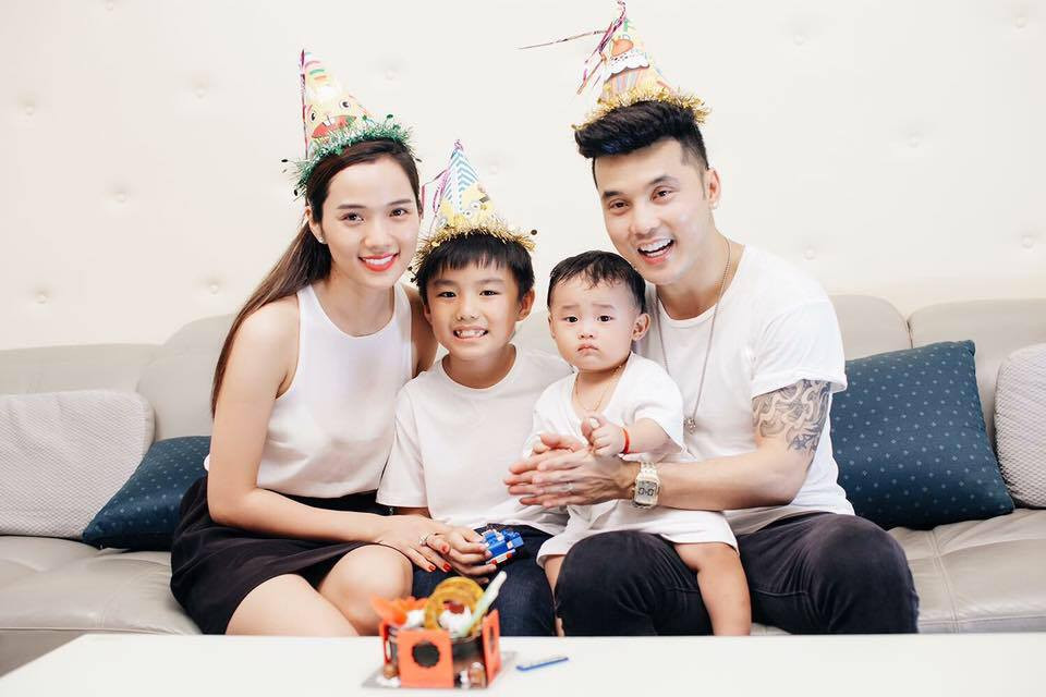 Từ lâu, Ưng Hoàng Phúc đã muốn có một đám cưới để bù đắp cho sự hy sinh vì gia đình của bà xã Kim Cương. Sau 6 năm vượt qua sóng gió, cặp đôi hiện có một tổ ấm hạnh phúc với 2 con trai kháu khỉnh. Ảnh: FBNV.