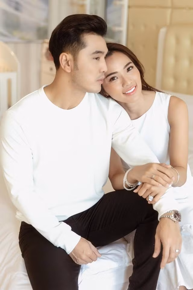 Nhưng khi ấy cũng nhờ có tình yêu mà cặp đôi ca sĩ - người mẫu mới có thêm sức mạnh để vượt qua mọi rào cản, sóng gió trong cuộc sống.