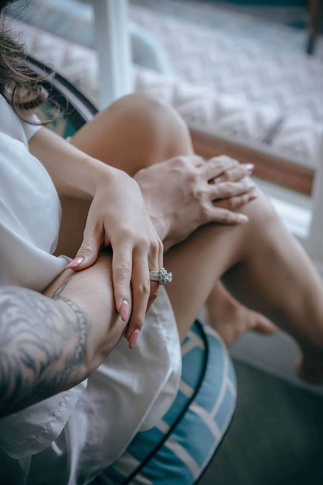 Dòng trạng thái được Kim Cương chia sẻ kèm theo hình ảnh ngọt ngào bên ông xã Ưng Hoàng Phúc nhận được nhiều lời chúc phúc từ phía bạn bè và người hâm mộ.