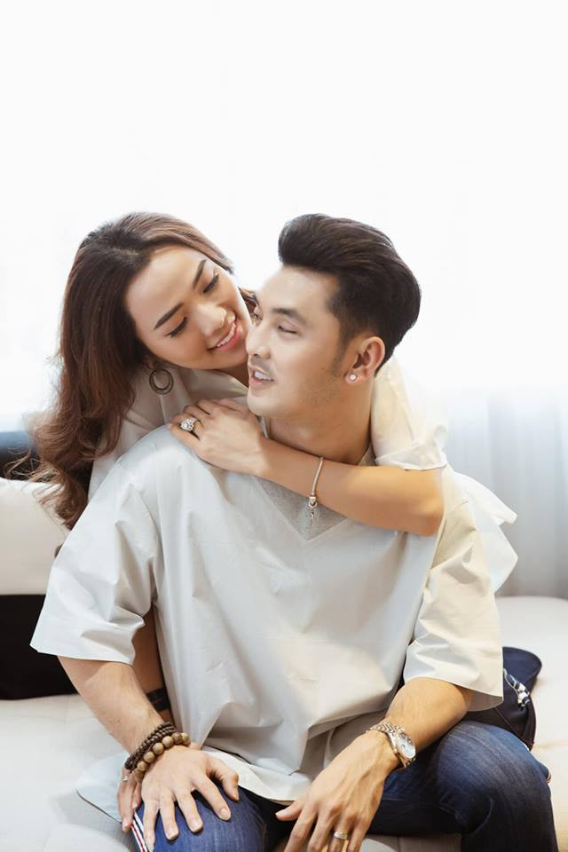 Nói chung là hay bị như vậy hoài, mọi thứ phải giải quyết nhanh gọn lẹ để tránh tình trạng sai sót gây ra hiểu lầm, hôm nay là ngày đặt biệt của 2 vợ chồng mình, mình chỉ mong mọi người hãy luôn yêu thương và chúc phúc cho 2 đứa mình, bỏ qua những sai sót nếu lỡ không làm mọi người hài lòng 1 số việc gì đó nhé".