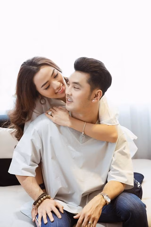 Nói chung là hay bị như vậy hoài, mọi thứ phải giải quyết nhanh gọn lẹ để tránh tình trạng sai sót gây ra hiểu lầm, hôm nay là ngày đặt biệt của 2 vợ chồng mình, mình chỉ mong mọi người hãy luôn yêu thương và chúc phúc cho 2 đứa mình, bỏ qua những sai sót nếu lỡ không làm mọi người hài lòng 1 số việc gì đó nhé".