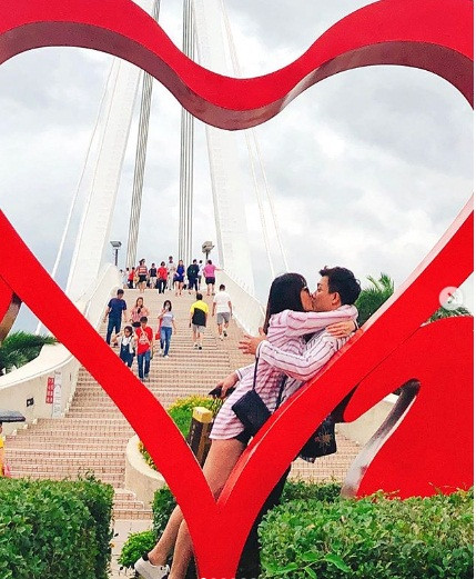 Trấn Thành bị bà xã "cưỡng hôn" trong chuyến du lịch Đài Loan mừng sinh nhật Hari hồi tháng 6 vừa qua.