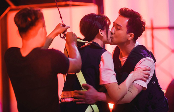 Chinh phục thành công thử thách của chương trình "Khi đàn ông mang bầu", đôi vợ chồng hạnh phúc trao nhau nụ hôn. Ảnh: Ngoisao.