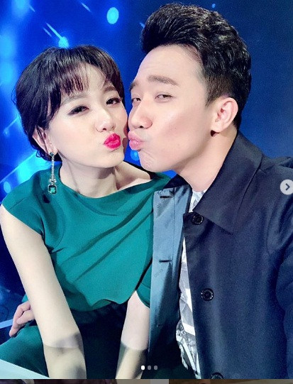 Cặp đôi thoải mái chia sẻ hạnh phúc hiện tại trên mạng xã hội dù cũng không ít lần "bóc phốt" tật xấu của nhau.