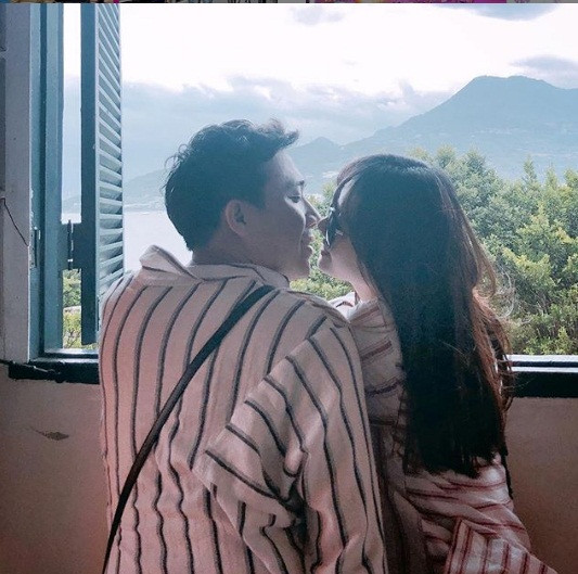 Cuộc sống hôn nhân của vợ chồng Xìn - Ri ngày càng mặn nồng. MC Trấn Thành thể hiện sự trân trọng đó bằng việc thường xuyên lưu lại những hình ảnh "tình bể bình" của cả hai nhân ngày kỷ niệm. "Yêu nhau được 1000 ngày rồi", nam danh hài chia sẻ trên Instagram hôn 6/10 vừa qua.