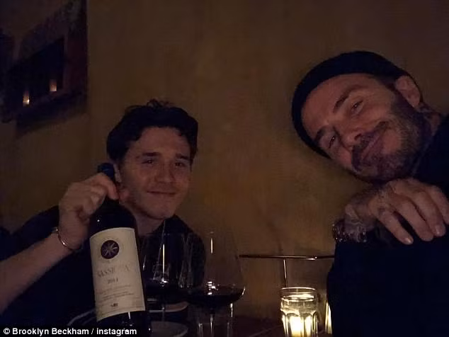 Hai bố con David Beckham mừng sinh nhật bằng một chai rượu vang đỏ.