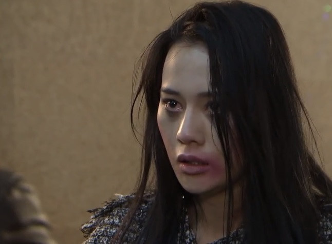 Trước đó, Quỳnh đi tiếp khách gặp phải khách ưa bạo lực đã hành hạ cô đến mức "thân tàn ma dại", chân đi không vững, mặt mũi tím bầm.