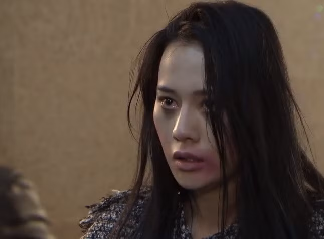 Trước đó, Quỳnh đi tiếp khách gặp phải khách ưa bạo lực đã hành hạ cô đến mức "thân tàn ma dại", chân đi không vững, mặt mũi tím bầm.