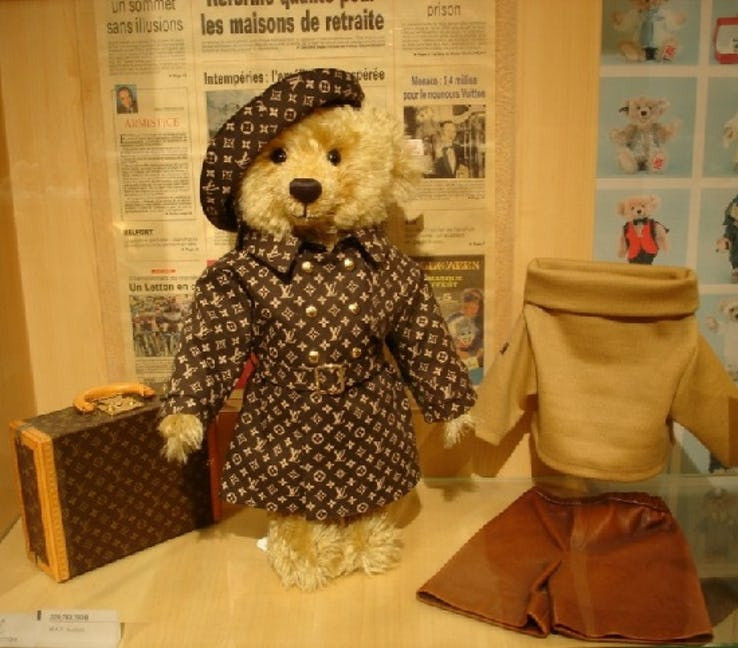 Một chú gấu bông từ thương hiệu Louis Vuitton giá 170.000 USD là một món quà xa xỉ cho cô con gái.