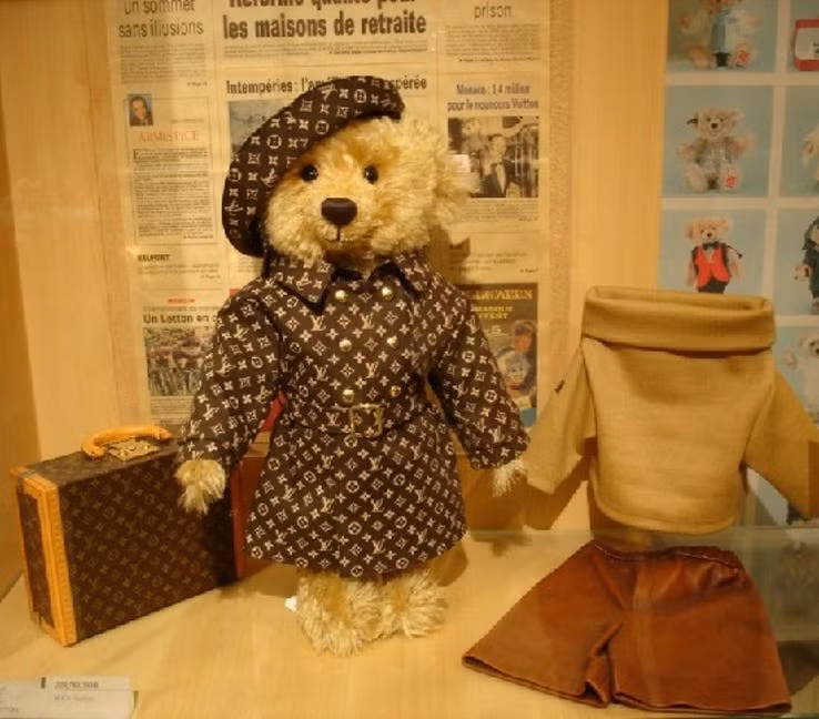 Một chú gấu bông từ thương hiệu Louis Vuitton giá 170.000 USD là một món quà xa xỉ cho cô con gái.