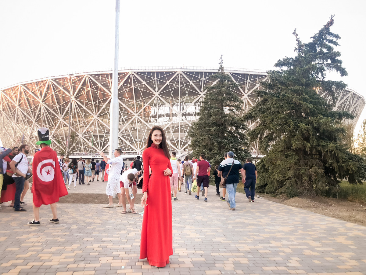 Ngọc Nữ có dịp đi đến các sân vận động nơi mà các trận đấu trong khuôn khổ World Cup 2018 diễn ra. Tại đây người đẹp được gặp gỡ giao lưu với bạn bè quốc tế cùng chung tình yêu với trái bóng.