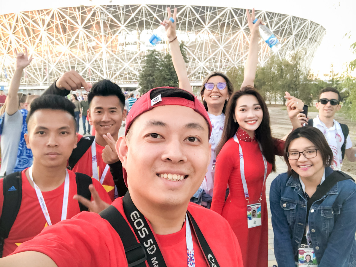 Nhóm của Ngọc Nữ luôn nổi bật giữa đám đông bởi các thành viên cùng diện áo cờ đỏ sao vàng trong suốt chuyến di chuyển theo dõi các trận đấu.