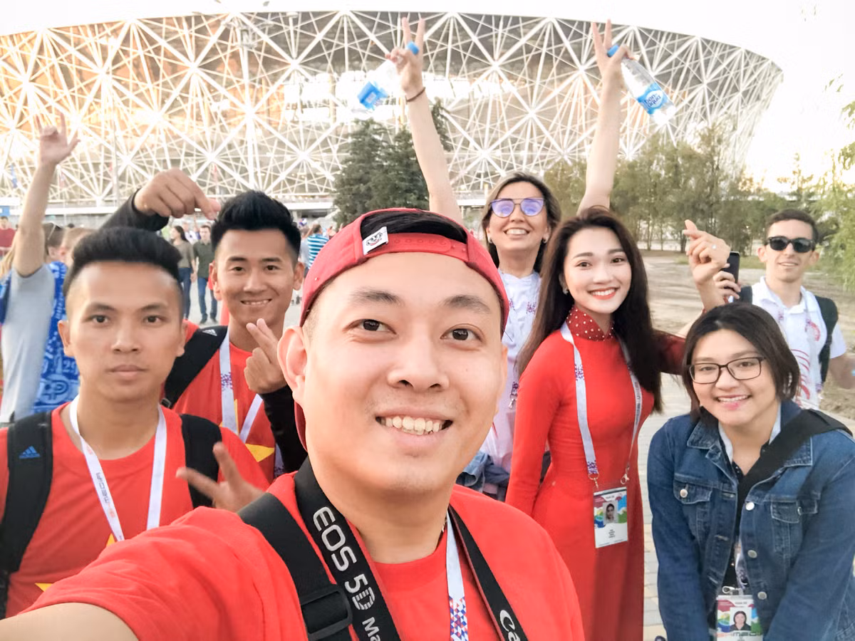 Nhóm của Ngọc Nữ luôn nổi bật giữa đám đông bởi các thành viên cùng diện áo cờ đỏ sao vàng trong suốt chuyến di chuyển theo dõi các trận đấu.