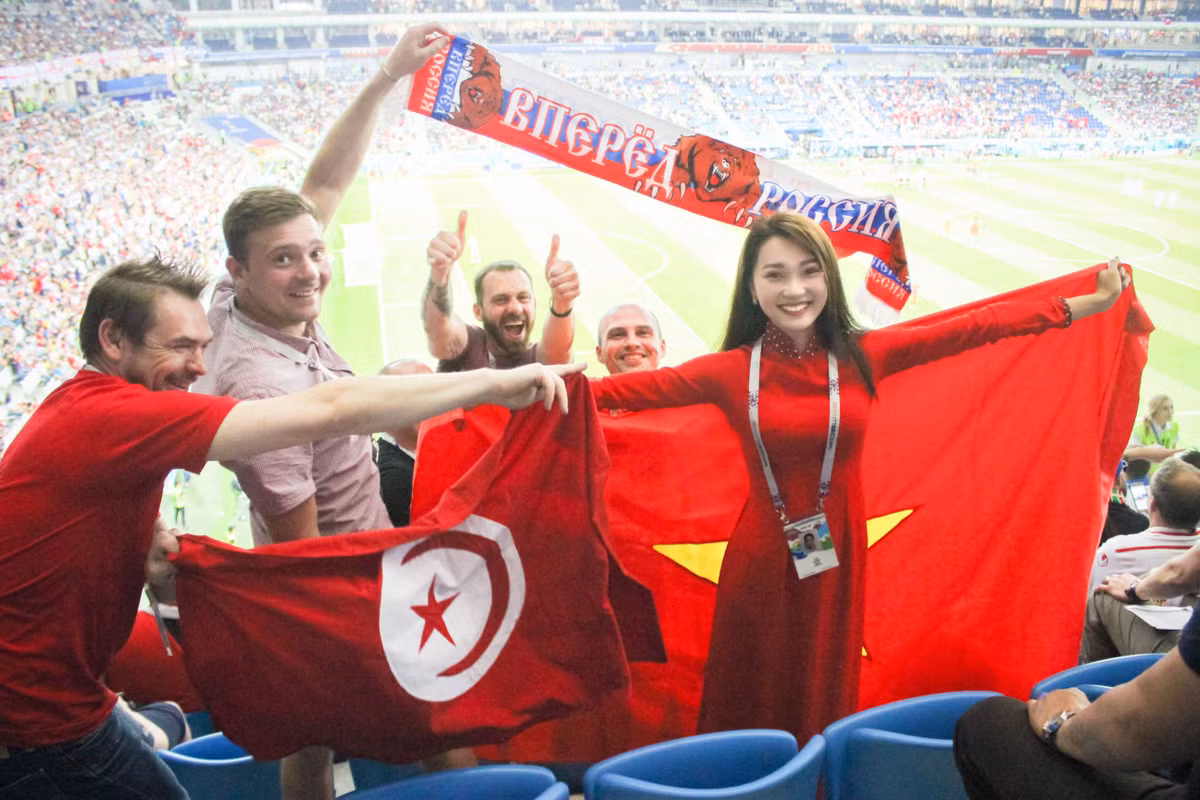 Thời khắc trái bóng lăn trên sân cũng là lúc những con người xa lạ từ khắp năm châu xích lại gần nhau hơn.