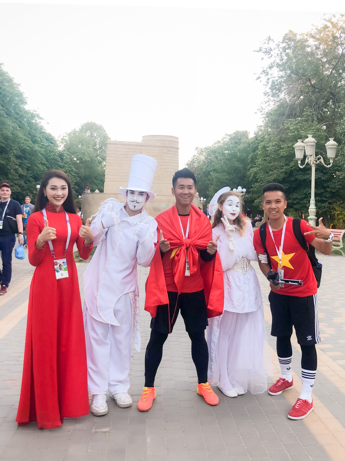 “Cảm giác được vào sân xem trực tiếp, được nhìn các cầu thủ mình yêu thích ở khoảng cách gần và được chứng kiến những cổ động viên từ khắp nơi trên thế giới thật tuyệt vời”, Ngọc Nữ hào hứng chia sẻ.