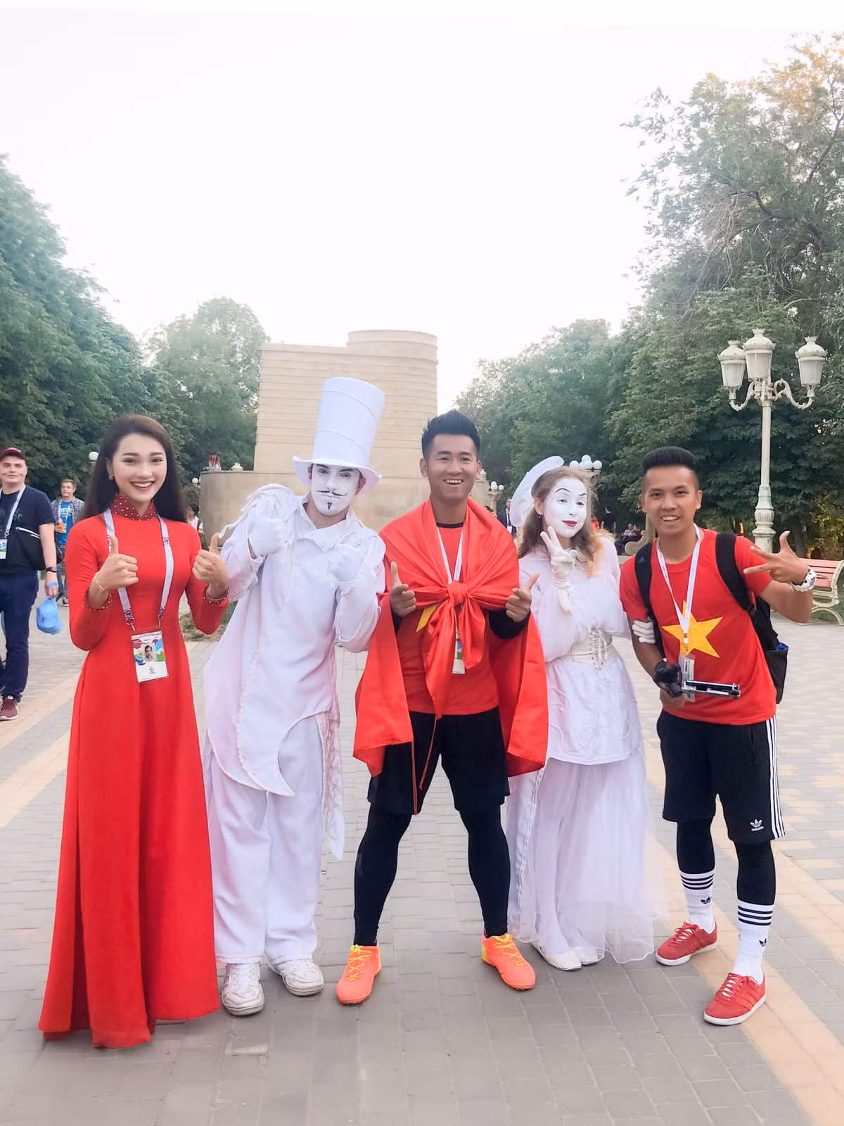 “Cảm giác được vào sân xem trực tiếp, được nhìn các cầu thủ mình yêu thích ở khoảng cách gần và được chứng kiến những cổ động viên từ khắp nơi trên thế giới thật tuyệt vời”, Ngọc Nữ hào hứng chia sẻ.