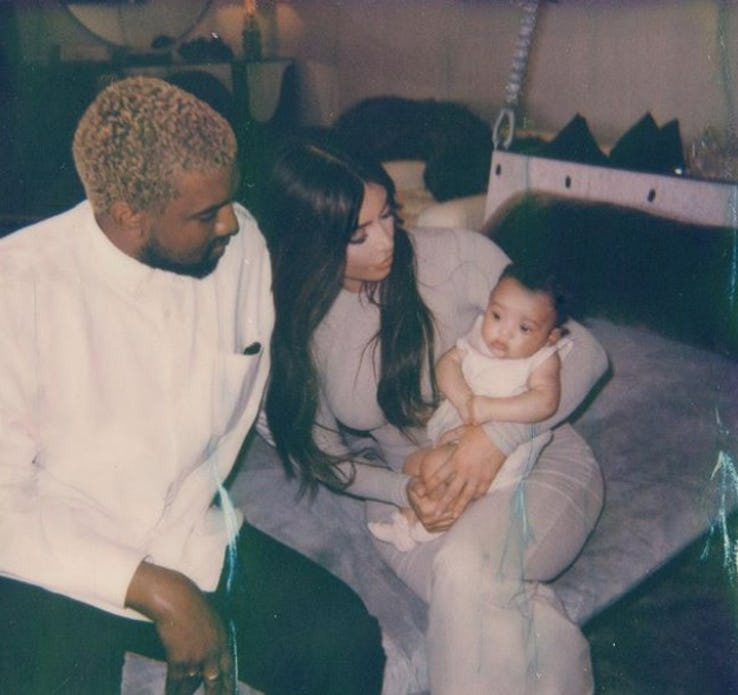 Nhà Kim còn đặt một chiếc nôi cho cả gia đình thay vì nôi cho riêng em bé. Ảnh: Kim Kardashian Instagram.