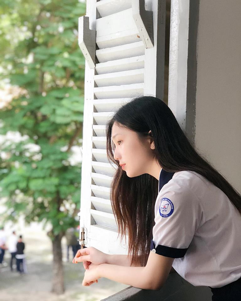 "Kết thúc năm tháng học sinh, 12 năm đèn sách chấm dứt tại đây. Từ lớp 10 đến 12 có nhiều thứ thay đổi...", hot girl 10X của Hoa hậu Việt Nam 2018bộc bạch.