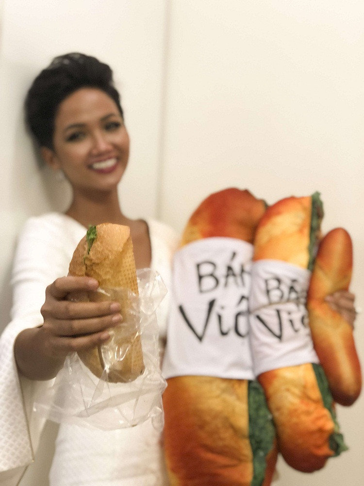 Hoa hậu H’Hen Niê tạo dáng "nhí nhố" khi "đóng" vai cô gái bán bánh mì.