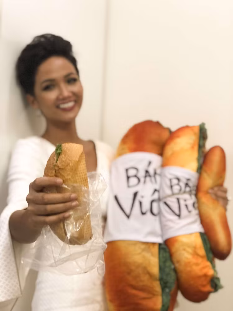 Hoa hậu H’Hen Niê tạo dáng "nhí nhố" khi "đóng" vai cô gái bán bánh mì.