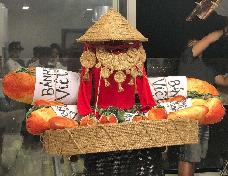 Khi diện trang phục lên người, Hoa hậu H’Hen Niê góp ý: “Cái khung này mình có thể thay cái gì đó nhẹ hơn được không? Tại vì nó đang nằm ở xương chậu” và nó khiến cô hơi gù lưng khi di chuyển.