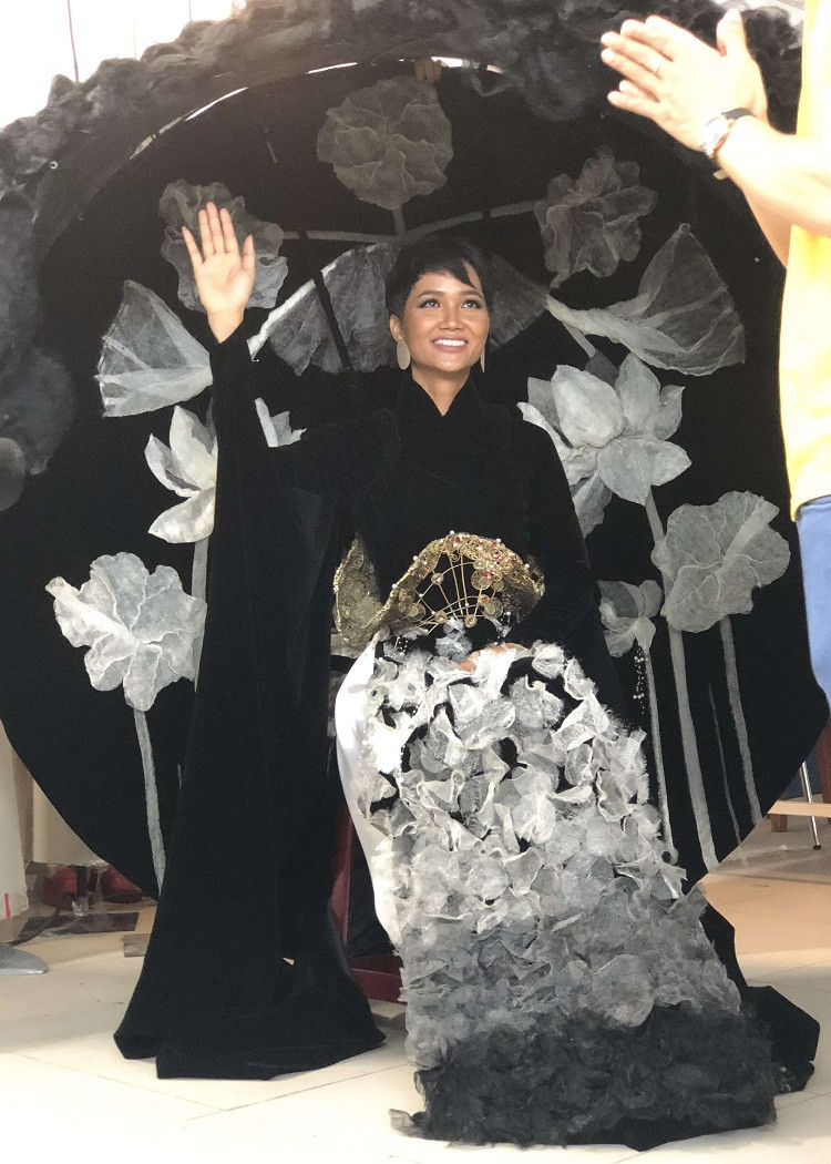 Bộ trang phục dân tộc chiến thắng phải đảm bảo các yếu tố: độc đáo, sáng tạo, nghệ thuật trình diễn và truyền tải thông điệp tích cực về văn hóa Việt Nam – Vươn xa hương sắc Việt đến bạn bè quốc tế.