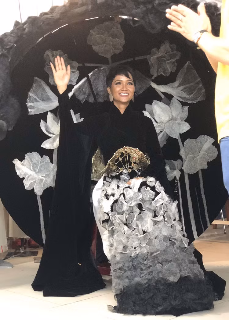 Bộ trang phục dân tộc chiến thắng phải đảm bảo các yếu tố: độc đáo, sáng tạo, nghệ thuật trình diễn và truyền tải thông điệp tích cực về văn hóa Việt Nam – Vươn xa hương sắc Việt đến bạn bè quốc tế.