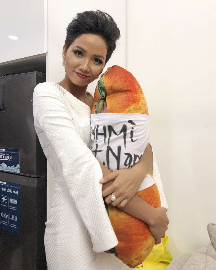 Người đẹp Êđê tươi rói trong hậu trường lựa chọn trang phục để đến với đấu trường nhan sắc quốc tế.