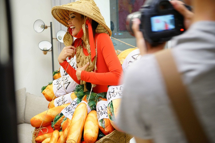 Trong số top 6 trang phục dân tộc được lựa chọn, người đẹp H’Hen Niê tỏ ra khá thích thú với trang phục "Bánh mì".