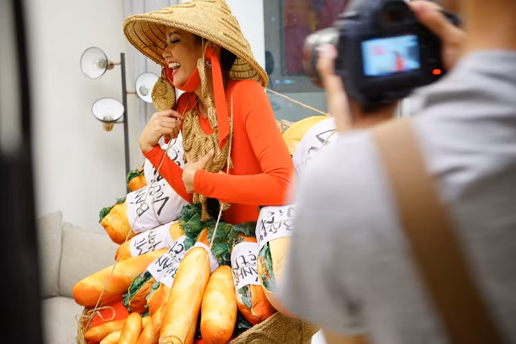 Trong số top 6 trang phục dân tộc được lựa chọn, người đẹp H’Hen Niê tỏ ra khá thích thú với trang phục "Bánh mì".