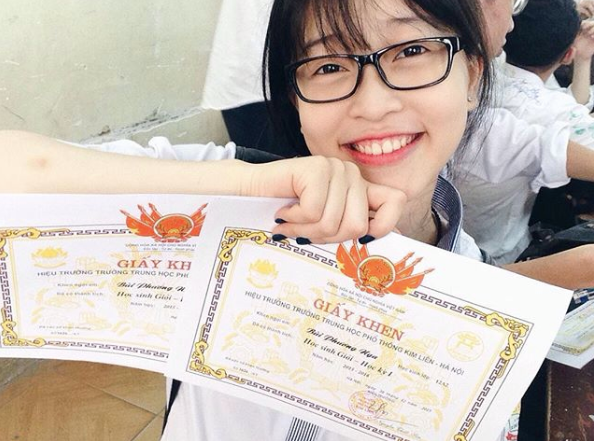 Trong khi đó, Bùi Phương Nga lại nhận được nhiều lời khen hơn cả khi sở hữu bảng thành tích đáng nể trước khi giành ngôi vị á hậu 1. Cô từng có 12 năm là học sinh giỏi.