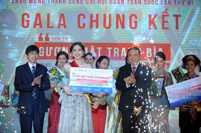 Phương Nga giành giải Nhất “Gương mặt trang bìa báo Sinh Viên Việt Nam” 2017.