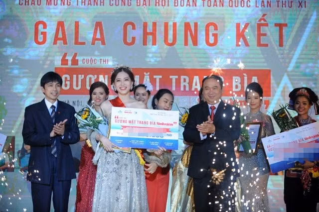 Phương Nga giành giải Nhất “Gương mặt trang bìa báo Sinh Viên Việt Nam” 2017.