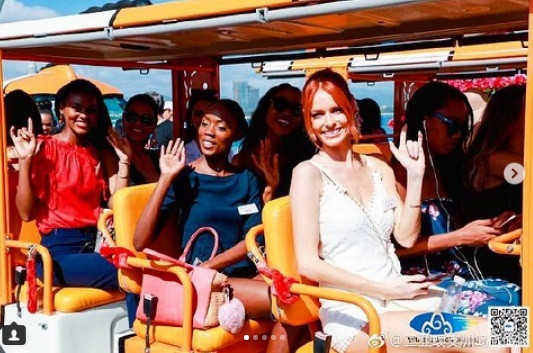 Các người đẹp luôn nở nụ cười rạng rỡ.