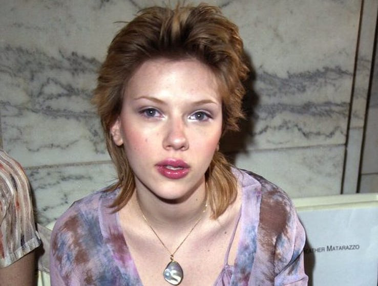 Cho dù không ai có thể phủ nhận vẻ đẹp của nữ anh hùng trong Avengers: Infinity War đi chăng nữa, nhưng mái tóc mà Throwback Scarlett để lúc bấy giờ như một mớ hỗn độn, nó phá hỏng hoàn toàn bức ảnh của cô.