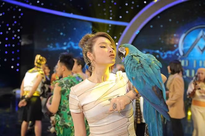 Trong khi đó, nữ giám khảo của gameshow "Ảo thuật siêu phàm" vẫn "lẻ bóng" vì mải mê với công việc.