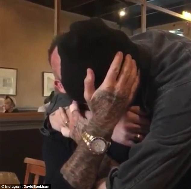 Hai bố con ôm nhau rất tình cảm.