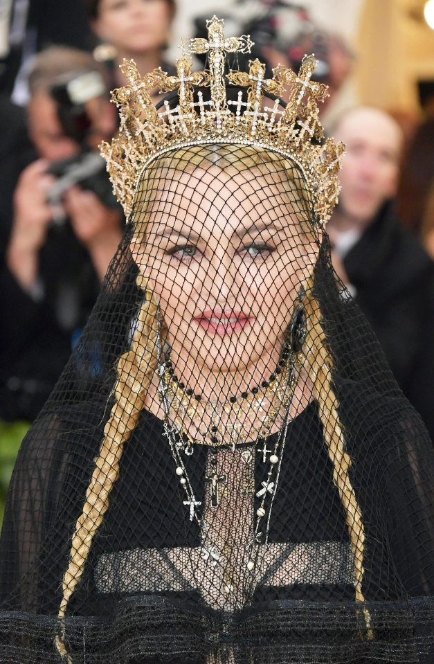 Madonna như một nữ hoàng với chiếc vương miện trên đầu. Nguồn: The Sun.