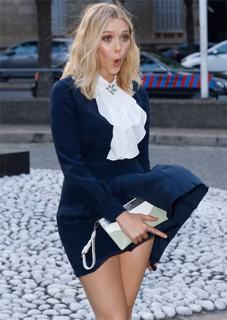 Elizabeth Olsen được chọn để vào vai phù thủy Scarlett. Và Elizabeth đã ước mình có phép thuật thực sự để làm biến mất khoảnh khắc cô bị gió làm thổi tung váy.