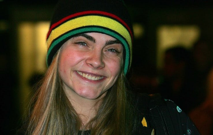 Khuôn mặt hạnh phúc của Cara vẫn tỏa sáng ngay cả khi cô không trang điểm.