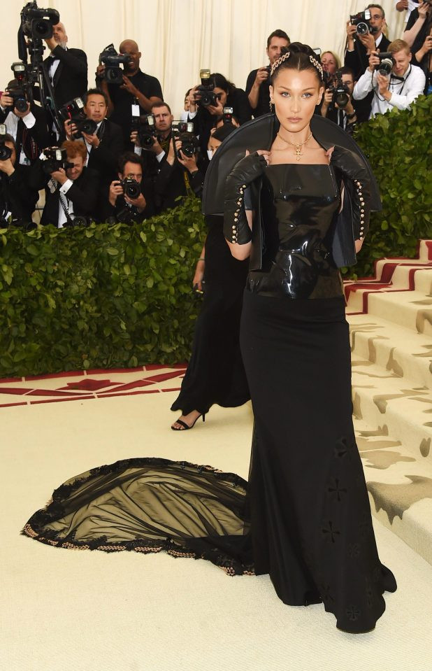 Bella Hadid với hình ảnh quyền lực, không hổ danh là một siêu mẫu với thân hình đáng mơ ước.