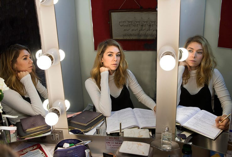 Nữ diễn viên người Anh thừa nhận rằng phòng thay đồ của cô vô cùng lộn xộn. Cô cho biết mình khá sống khá vô tư và thoải mái.