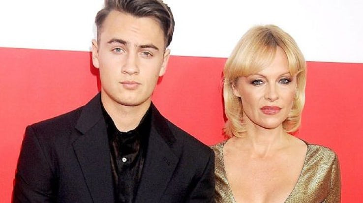  Ngôi sao Pamela Anderson là một người mẫu nóng bỏng. Cô có với chồng cũ một người con trai là Tommy Lee. Anh thừa hưởng vẻ đẹp từ mẹ mình và có sự nghiệp thành công. 