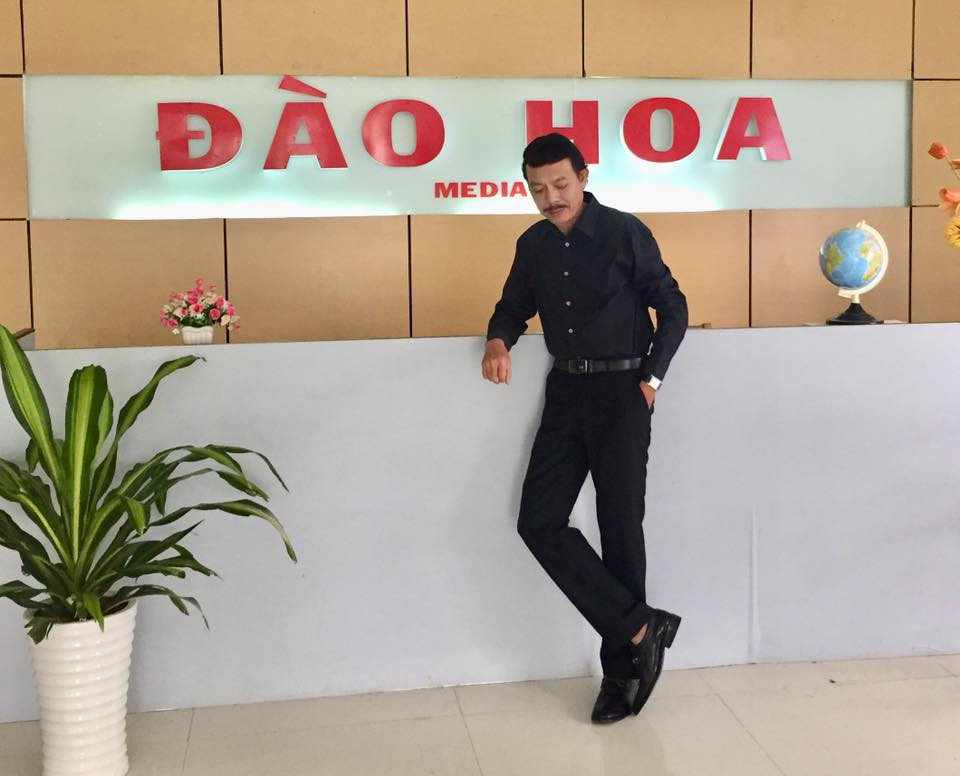 "Bối cảnh của nhân vật trong Sitcom “Cặp đôi nội chiến” của đạo diễn Huỳnh Vinh. Đào Hoa là tên của công ty trong phim chứ không liên quan tới tính cách của người trong hình nhé hehe...", nam diễn viên viết hôm 7/2.