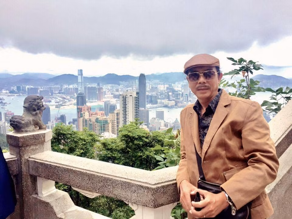 Mắc căn bệnh ung thư vòm họng vài năm nay, trước khi qua đời ở tuổi 55, nhưng theo dõi trang cá nhân của nghệ sĩ Thanh Hoàng mới thấy anh không hề nhắc gì đến bệnh tật của mình.