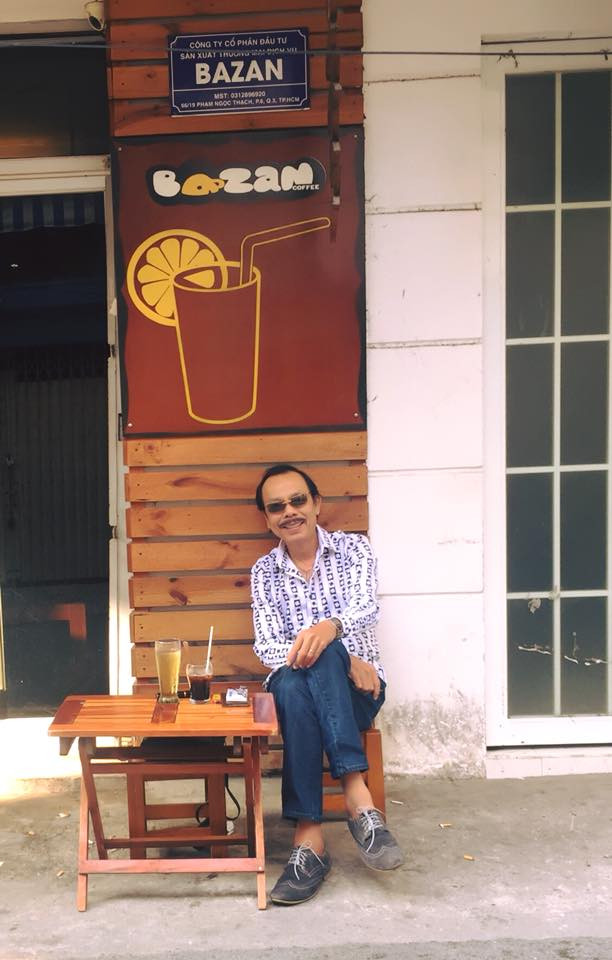 Anh chăm chỉ đi đóng phim và viết kịch bản. Những lúc rảnh rỗi, NSƯT Thanh Hoàng thảnh thơi nhâm nhi ly cà phê.