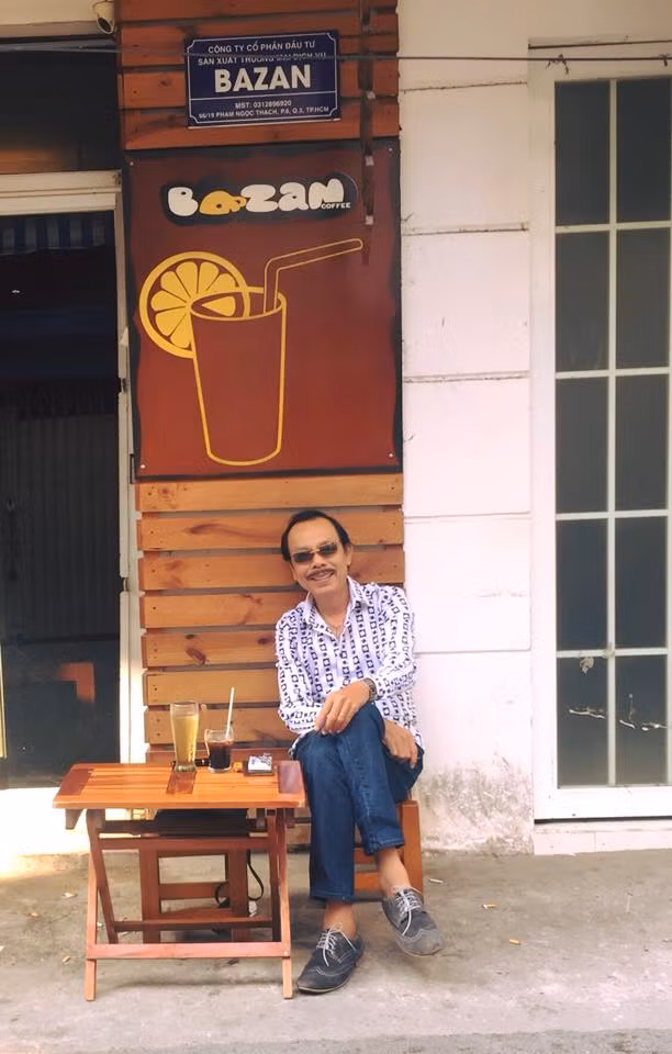 Anh chăm chỉ đi đóng phim và viết kịch bản. Những lúc rảnh rỗi, NSƯT Thanh Hoàng thảnh thơi nhâm nhi ly cà phê.